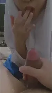 Ukhti Hijab Putih Kacamata Isap Batang Mantap